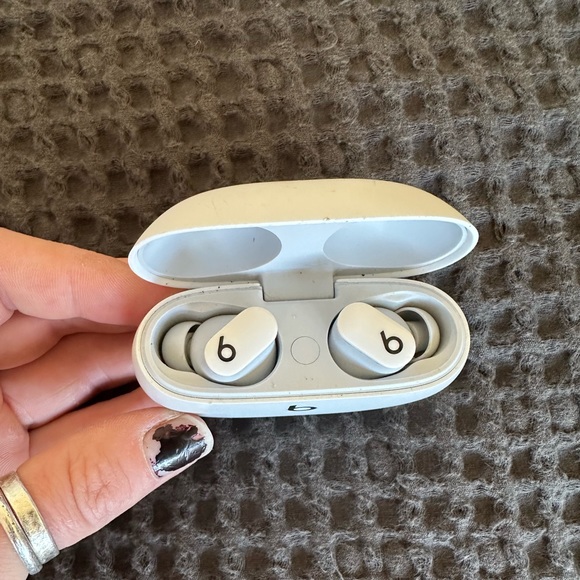 White Wireless Dre Beats - Picture 2 of 6